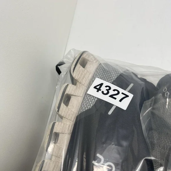 On Cloud 5 Sneakers Mens 9 Black Gray Running Athletic Gym Shoes - Picture 10 of 10